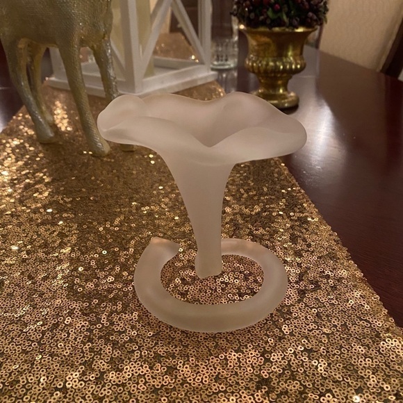 Elegant Handblown Frosted Art Glass Trumpet Bud Vase w/Spiral Stem for Footing. - Picture 3 of 8